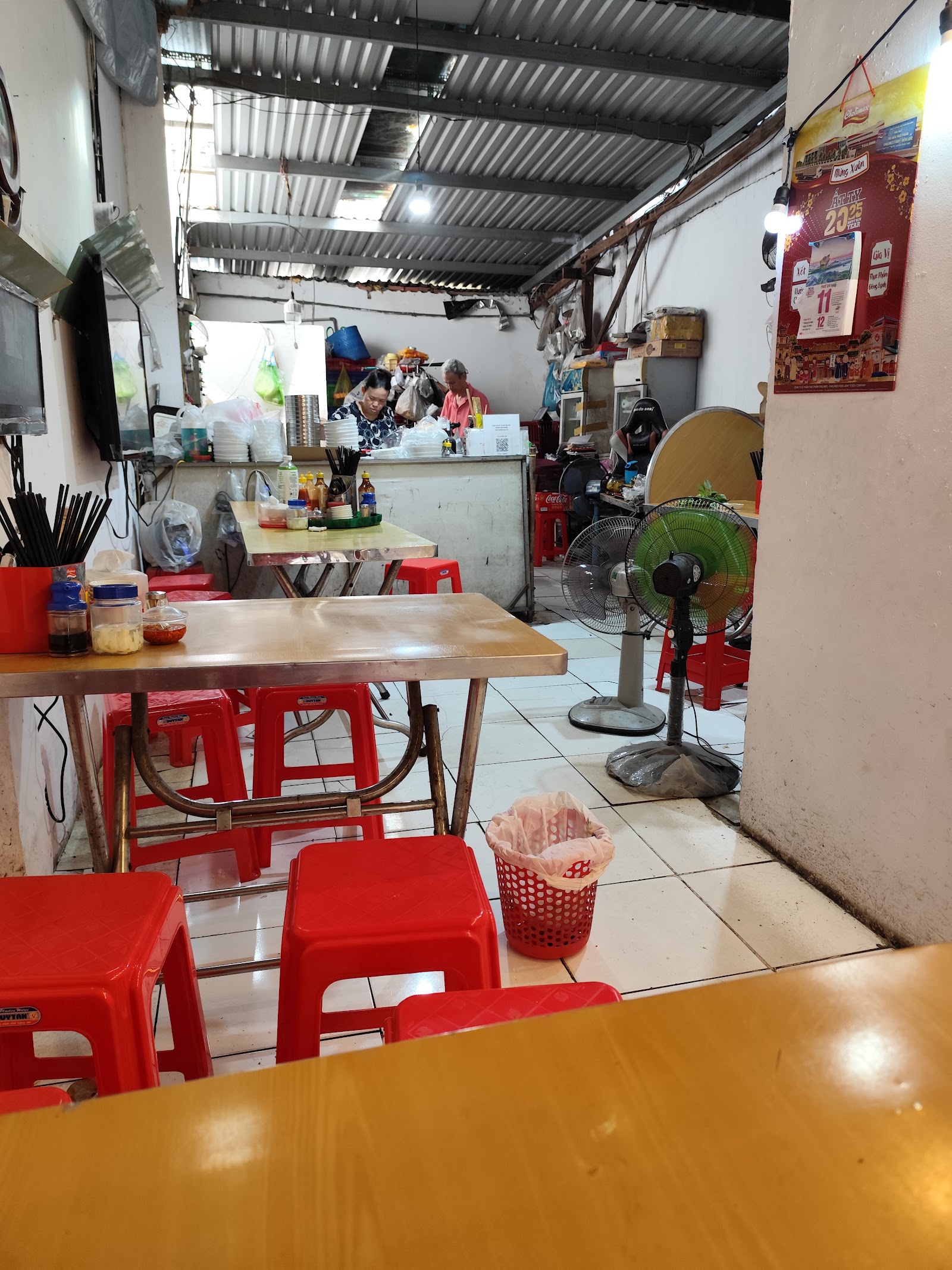 Không gian bên trong quán — bàn ghế đơn giản, ấm cúng