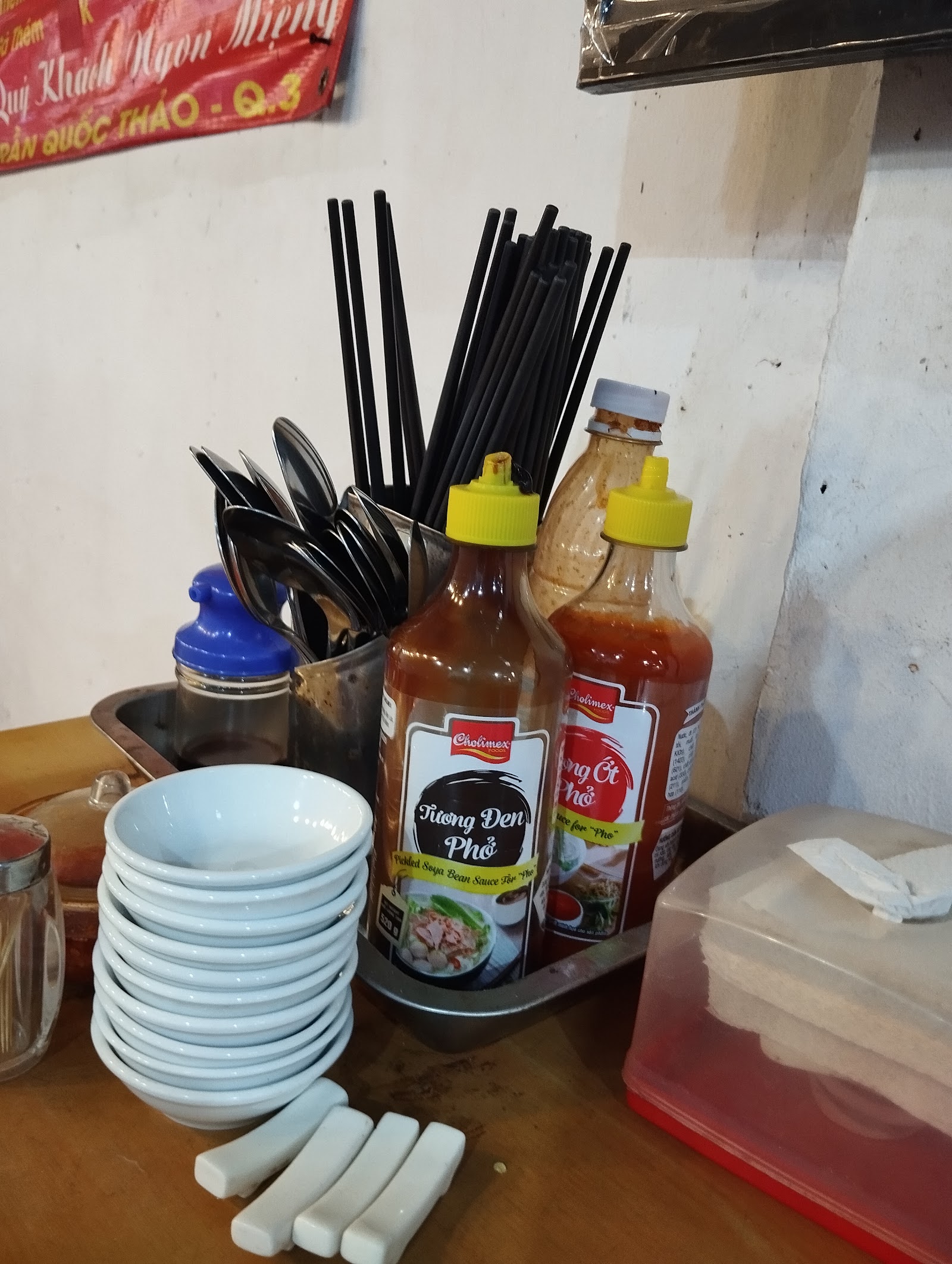 Không khí buổi sáng ở Phở Ông Năm — hơi nóng bốc lên