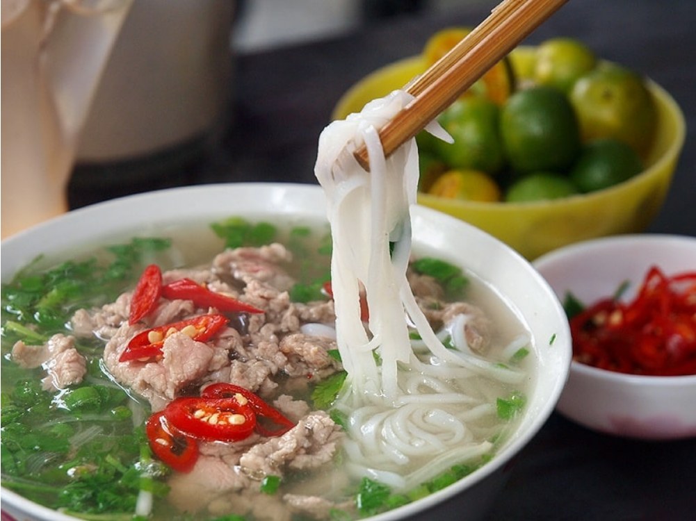 Phở gà và phở chay — hai tô còn lại của quán