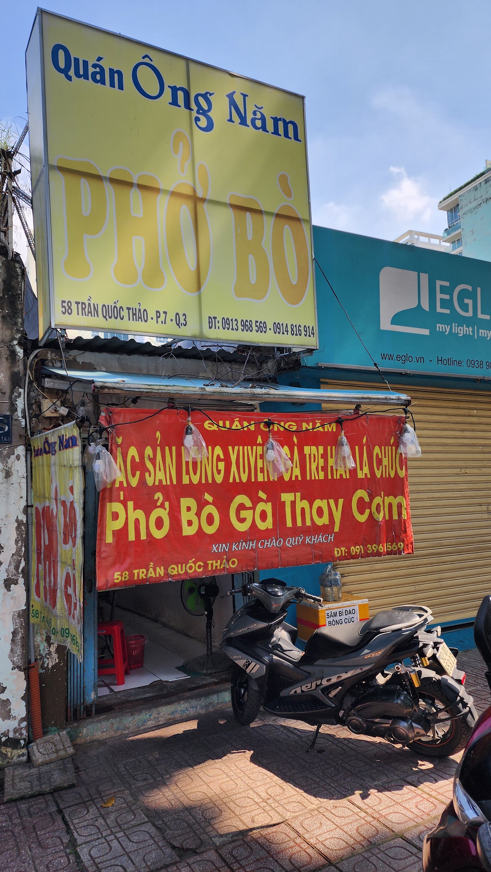 Biển hiệu PHỞ BÒ trước quán Ông Năm