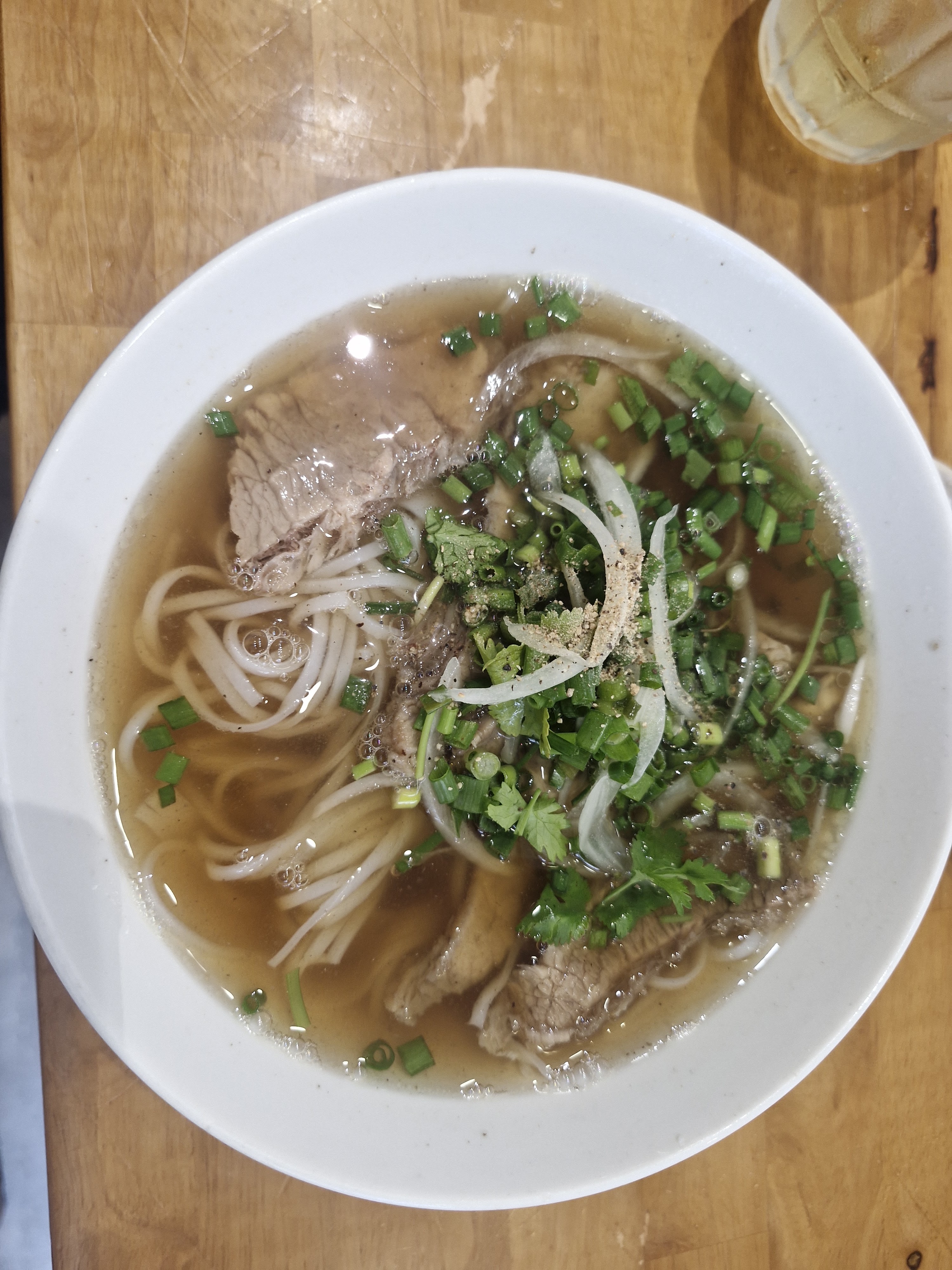 Tô phở bò Phú Vương — nước dùng đậm, thịt bò thái lát, hành lá