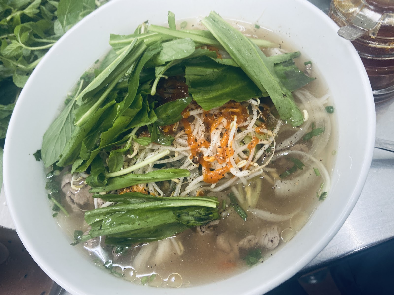 Tô phở Thái Sơn — nước dùng trong, rau xanh đầy tô