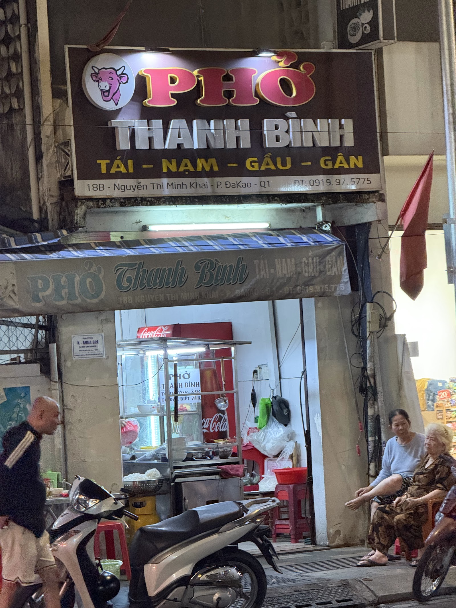 Mặt tiền Phở Thanh Bình buổi sáng — biển xanh, xe phở trước cửa