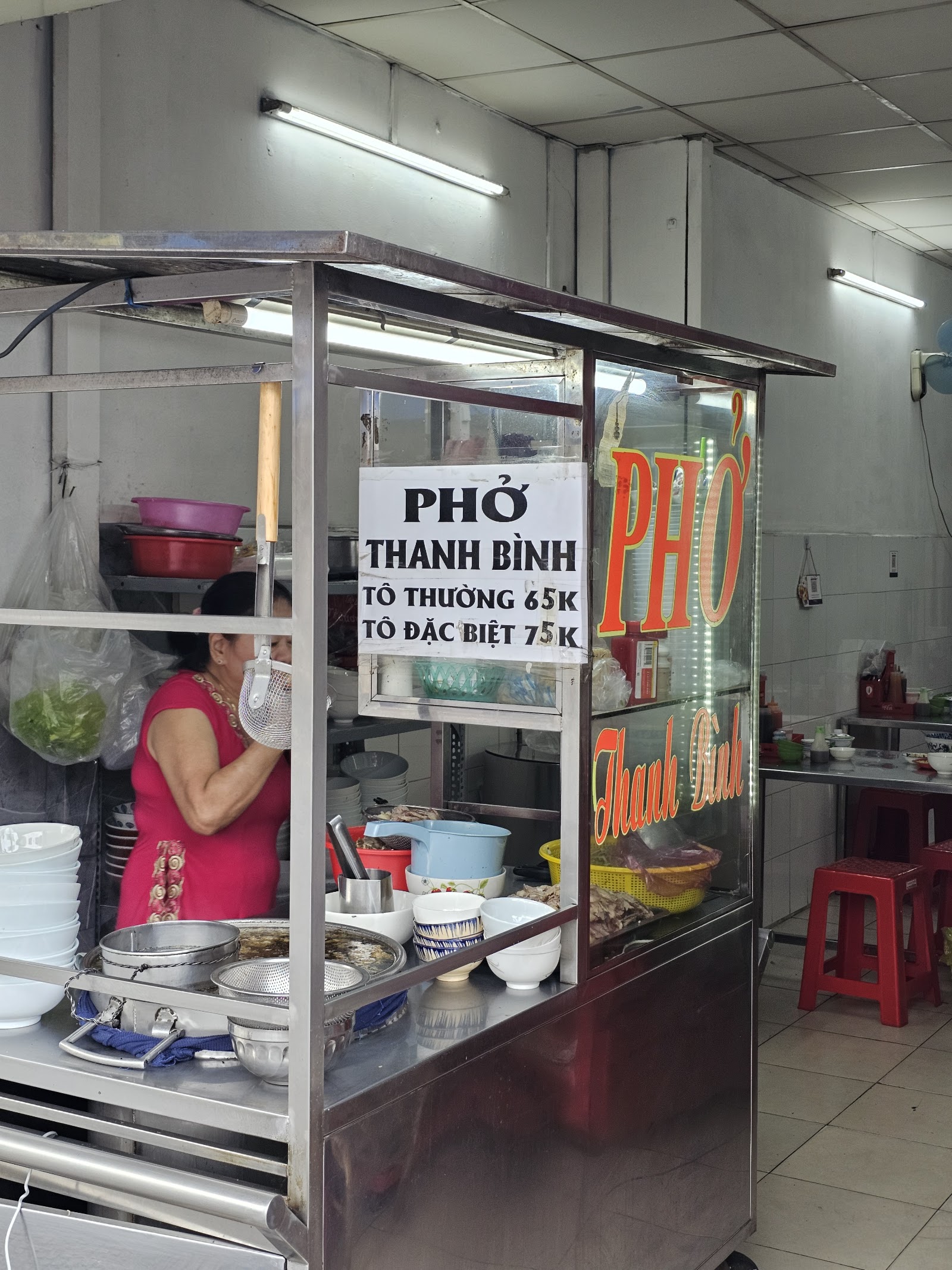 Xe phở ca tối dưới ánh đèn tuýp — cô chủ chan nước ngay cửa