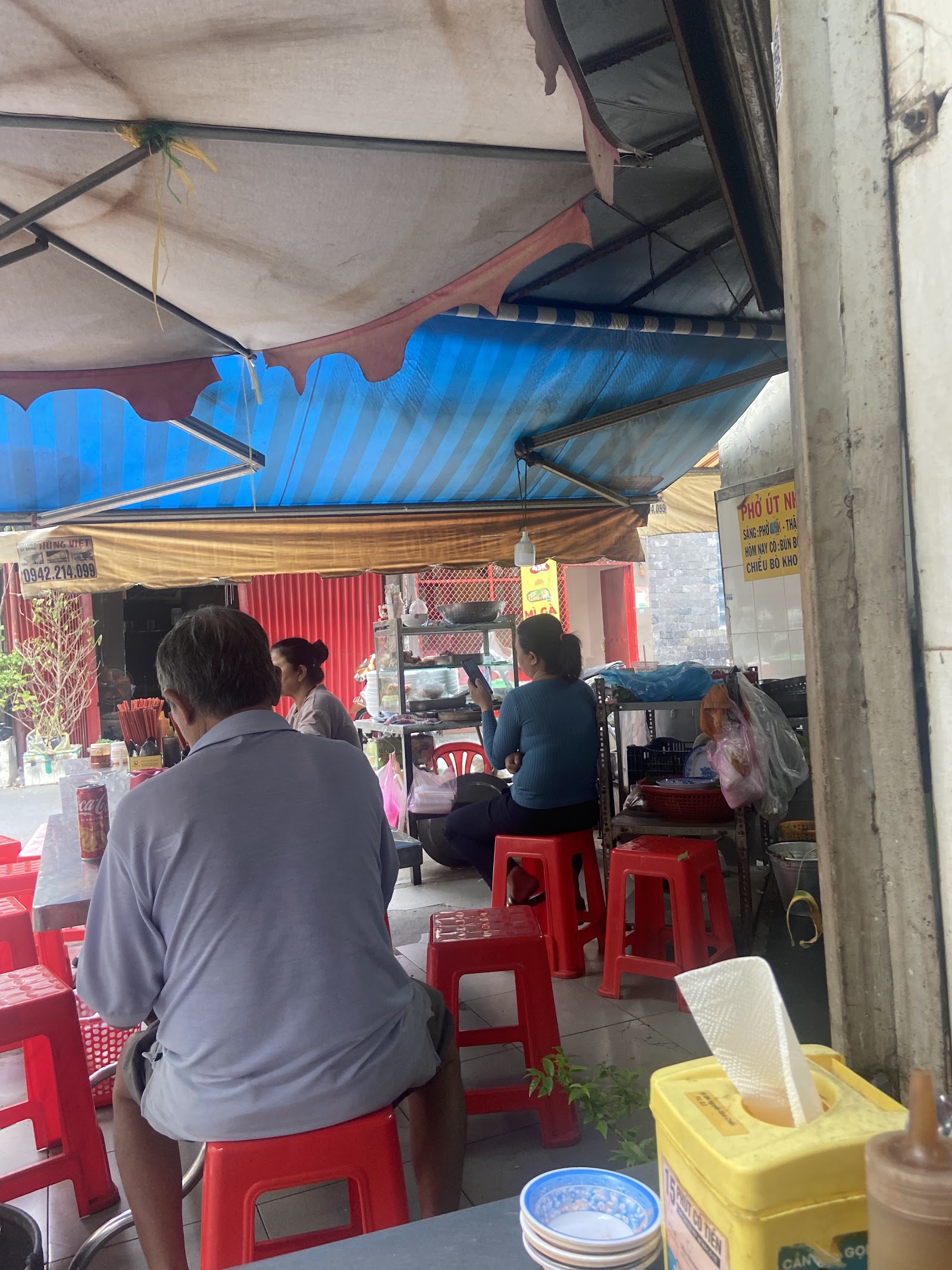 Bên trong quán — bàn ghế đơn sơ
