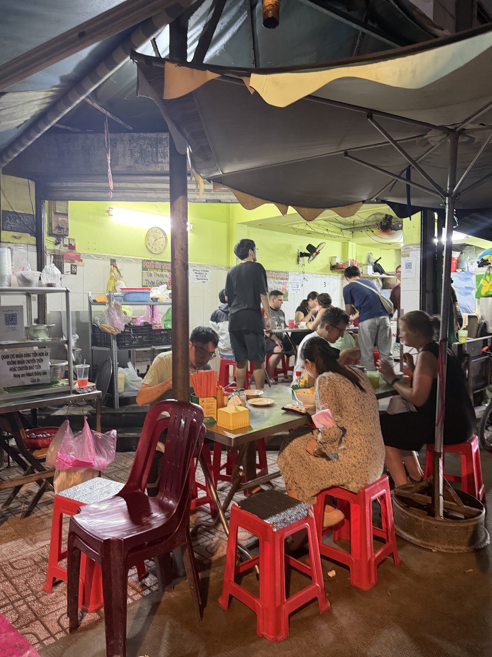 Hơi nóng bốc lên từ những tô phở