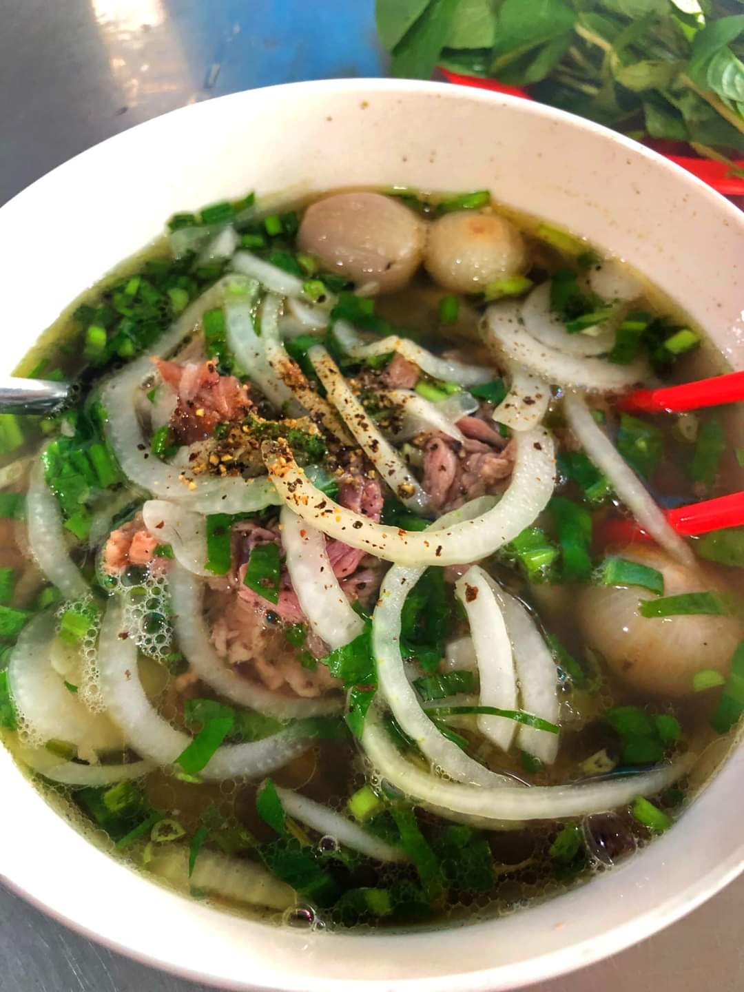 Tô phở bò Út Nhung — nước dùng ngọt đậm, thịt đầy tô