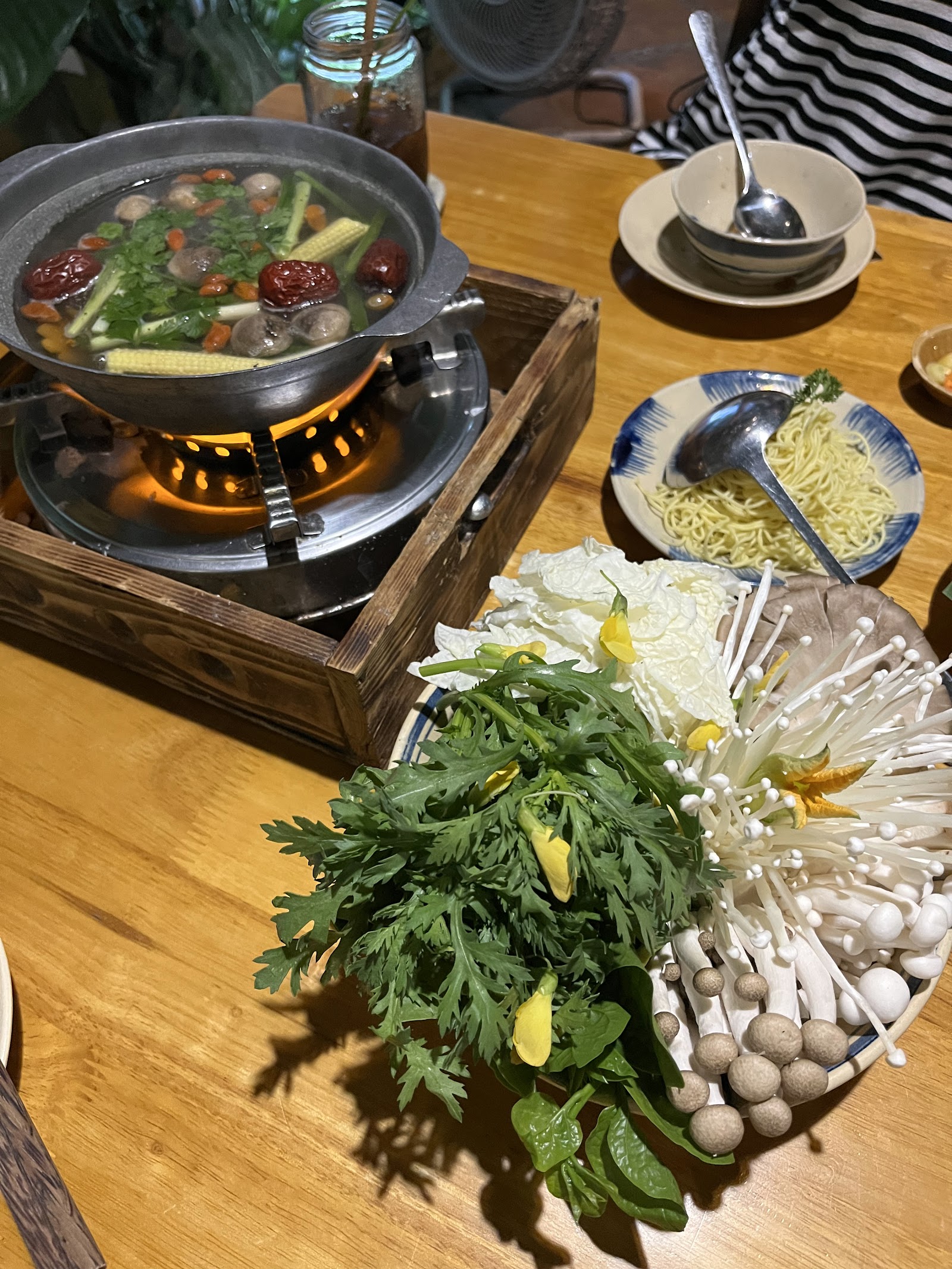 버섯·채소와 함께 끓는 채식 훠궈