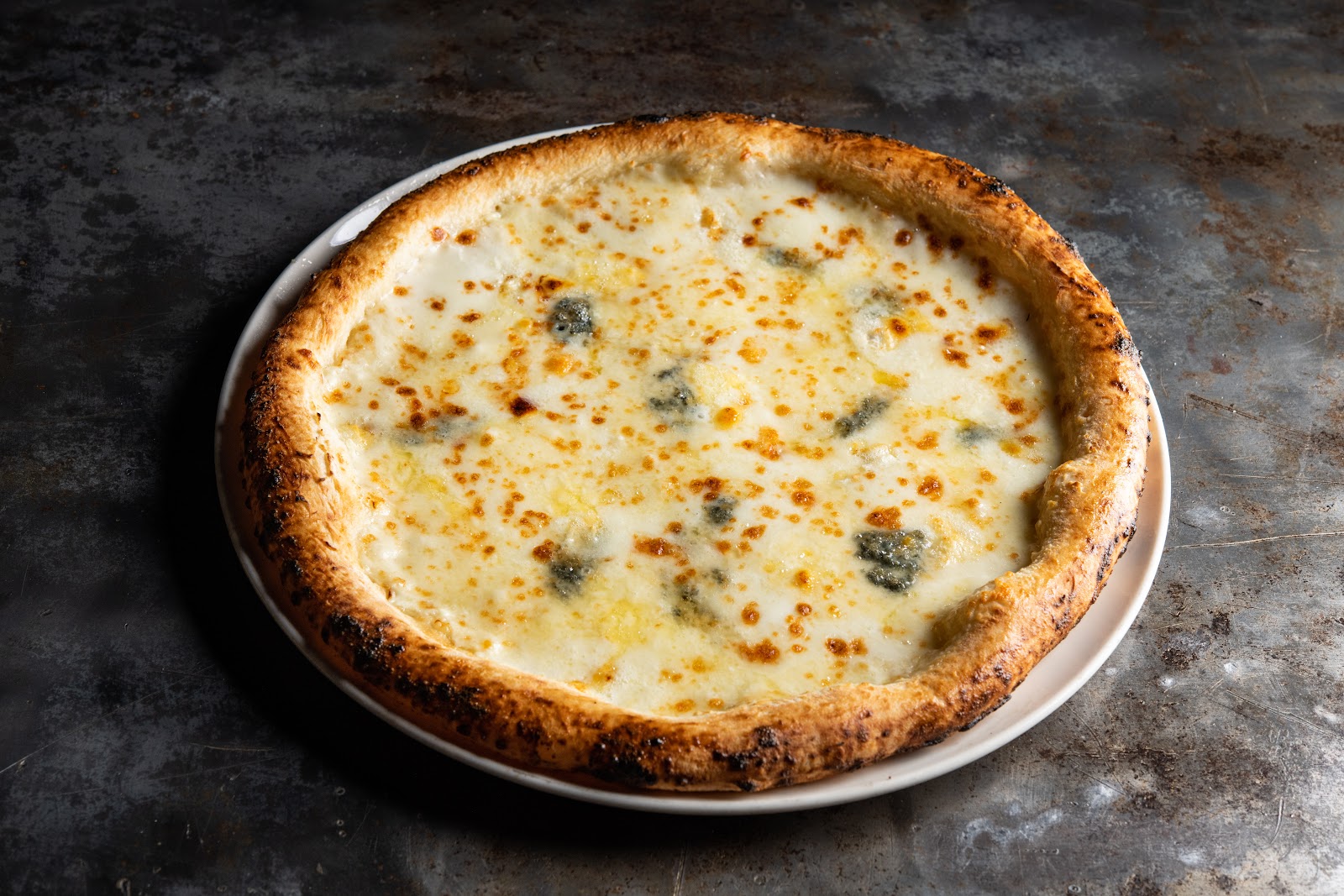 Pizza phô mai tự làm của quán