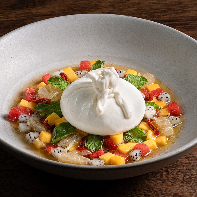 Burrata tươi ăn kèm salad