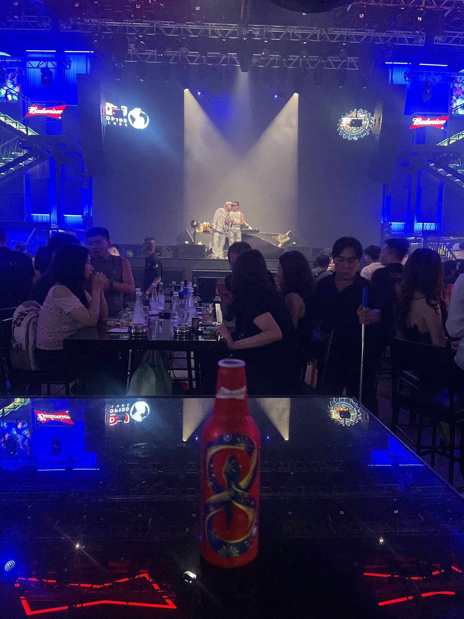 Quầy bar và biển neon