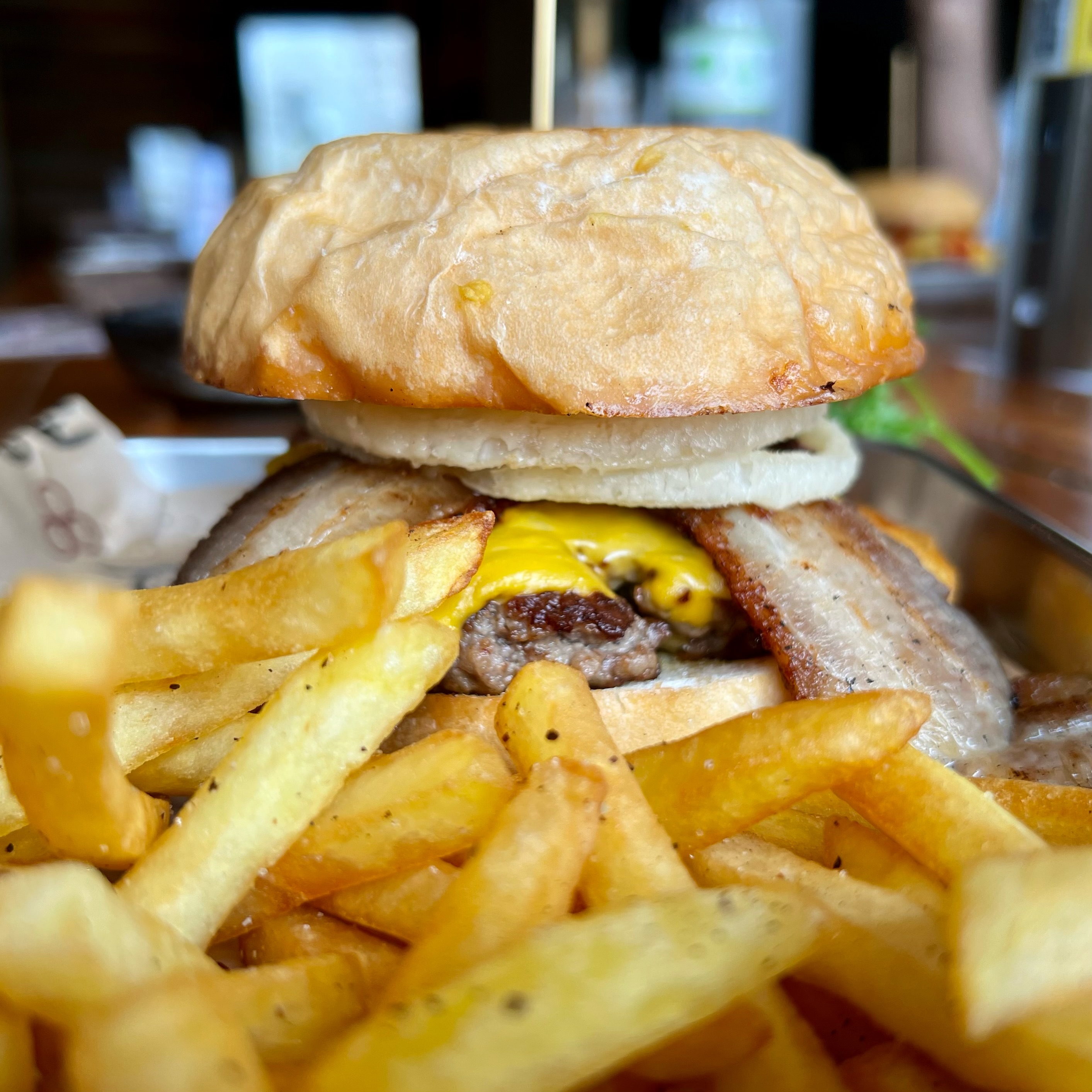 Burger thịt xông khói, khoai tây chiên