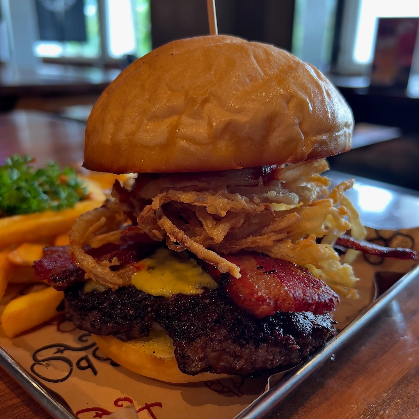 Burger thịt xông khói và khoai tây