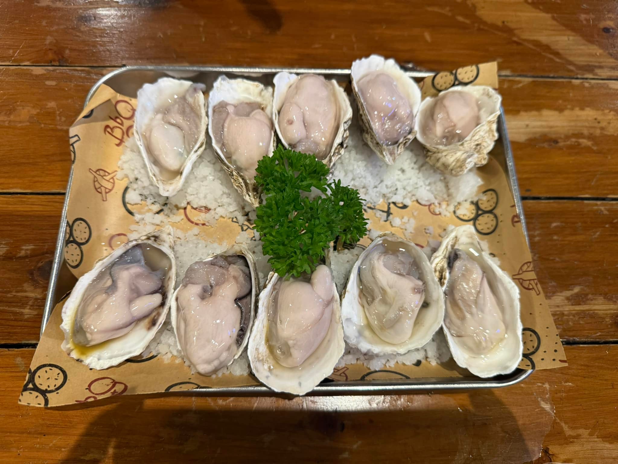 Hàu tươi trên đá