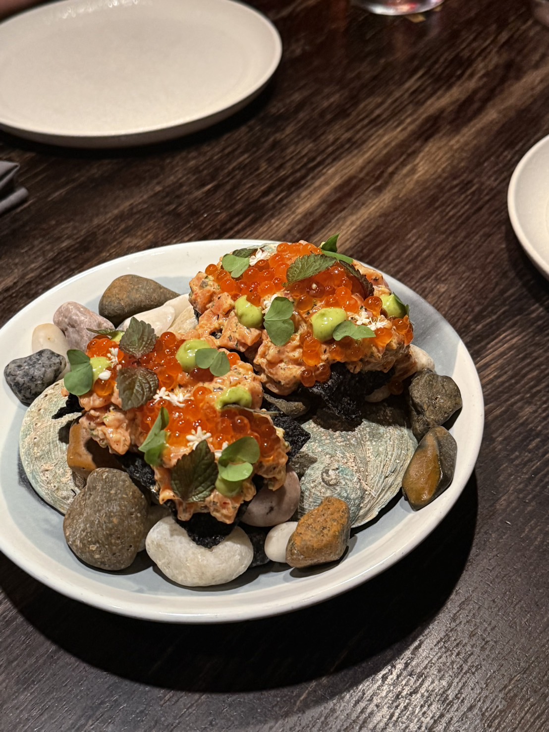 돌 접시 위 연어 타르타르와 알