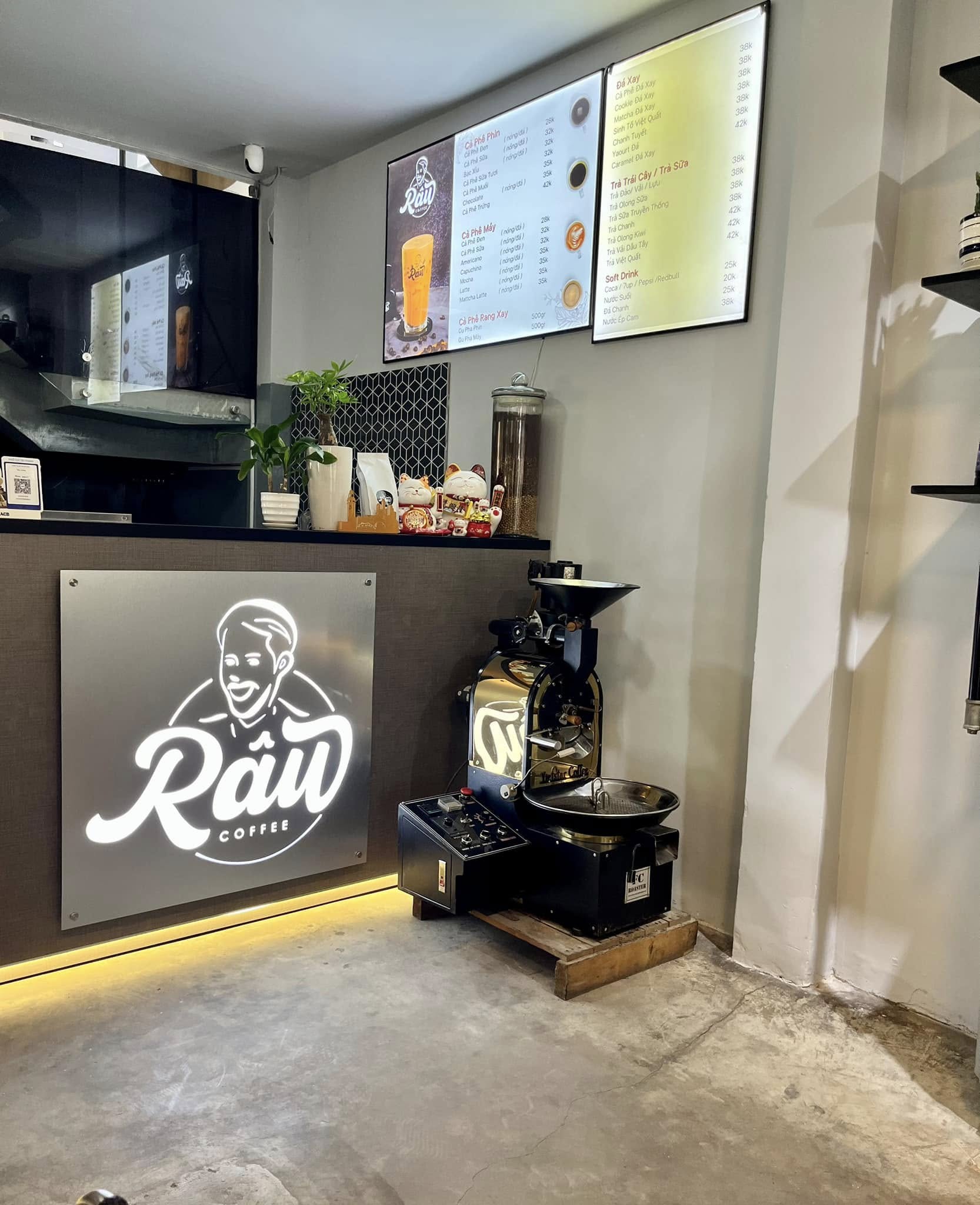 Quầy Râu Coffee: logo ông Râu phát sáng và máy rang