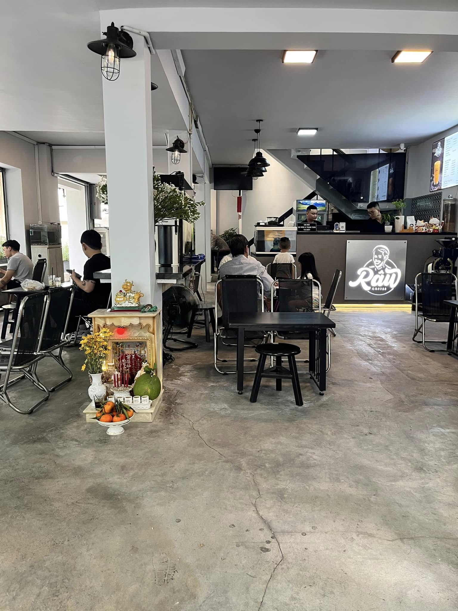 Không gian bên trong quán với quầy pha chế