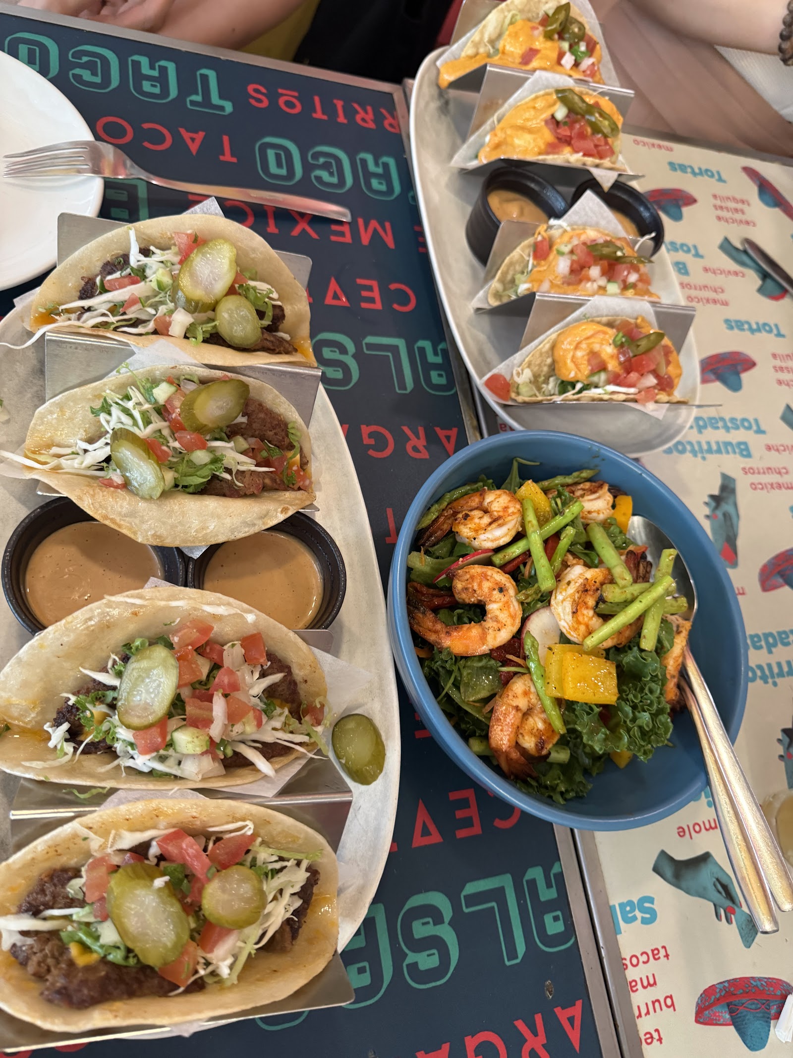 Bàn tacos trên tấm lót hồng của quán