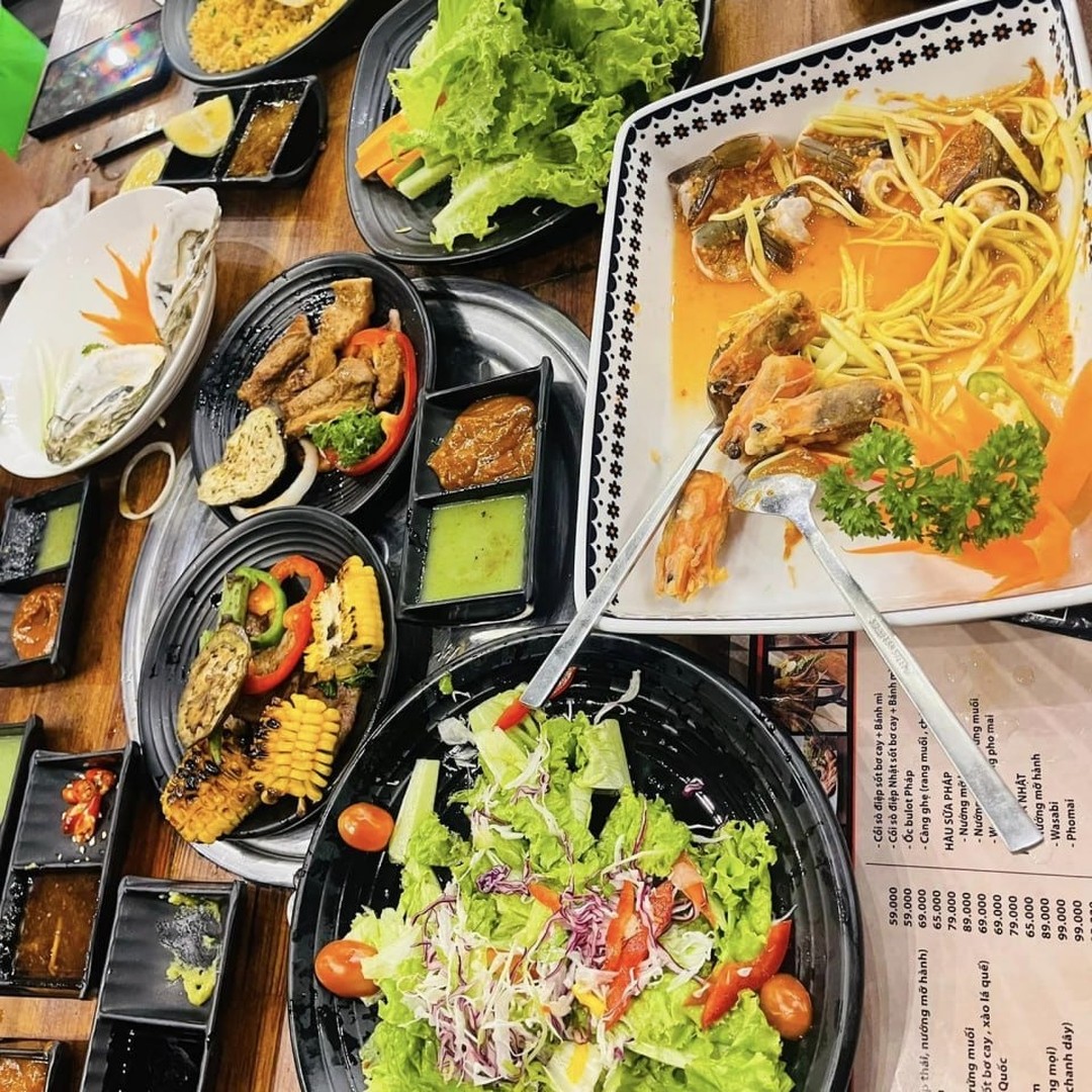 Bàn nướng của thực khách tại Rơm BBQ