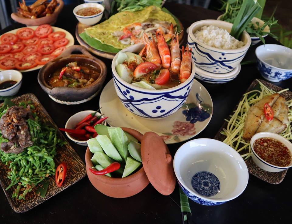 Mâm món ăn Việt của quán