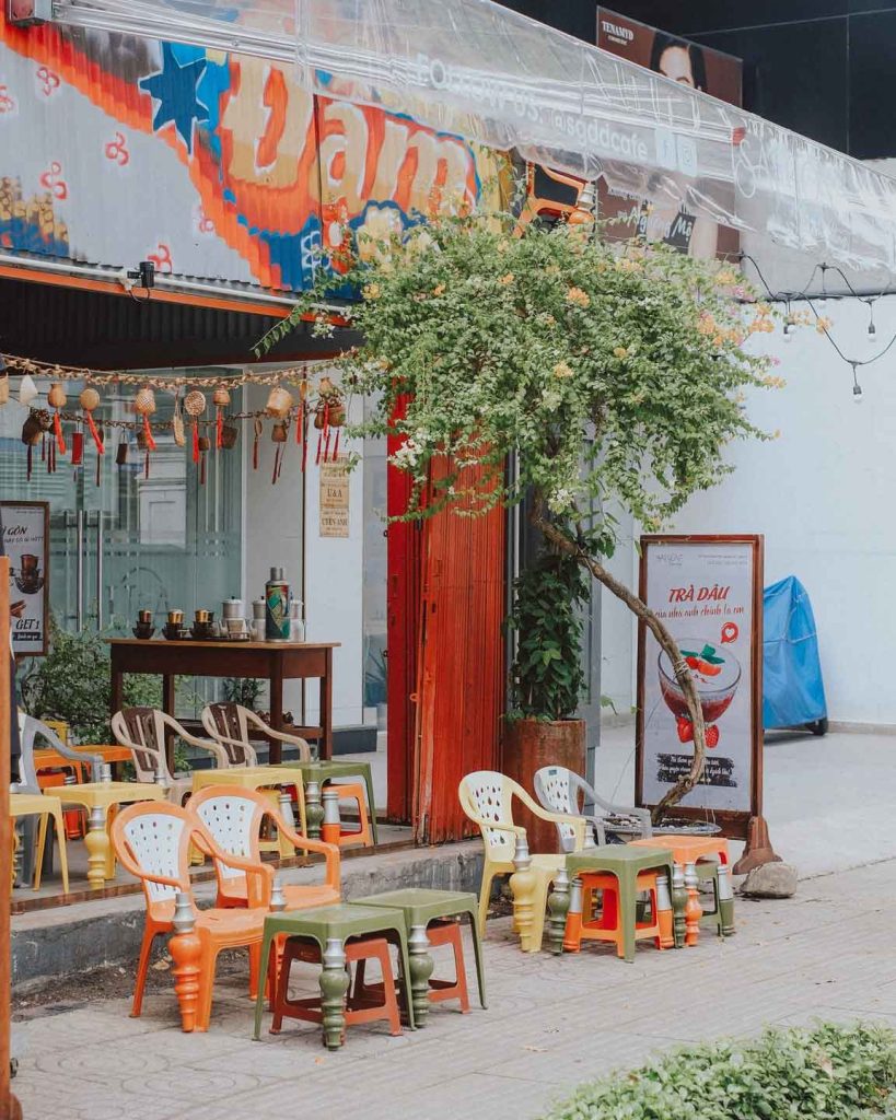Biển graffiti ĐẬM ĐẮNG trên tôn sóng, cửa cuốn cam