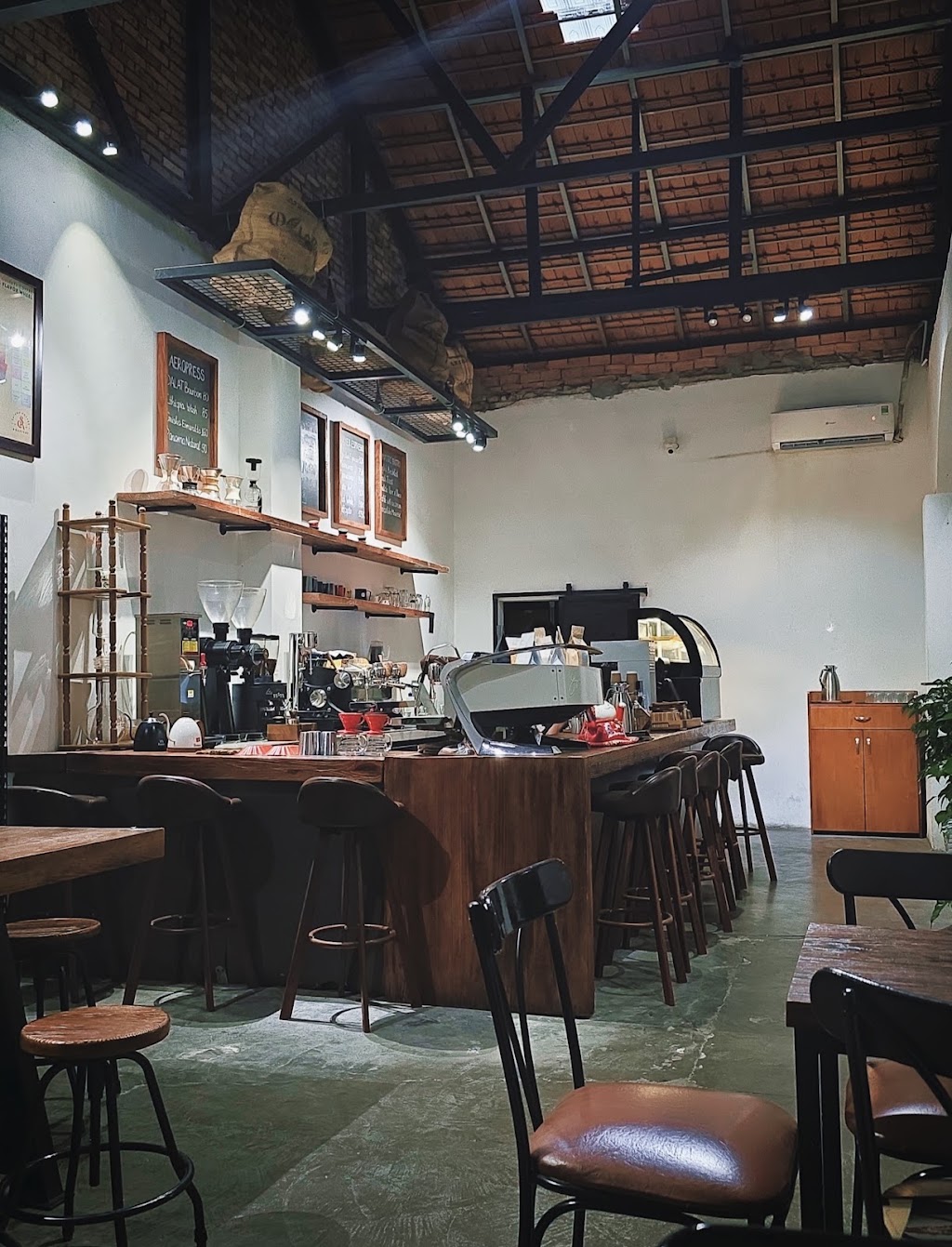 Bao bố cà phê trên giá phía trên quầy bar