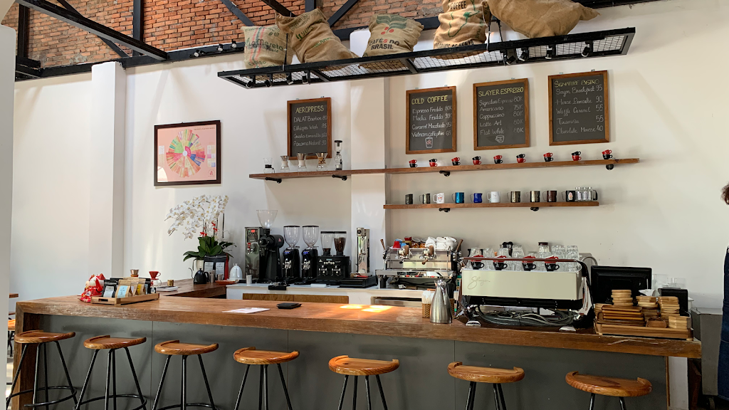 Quầy espresso với máy Slayer và menu bảng đen