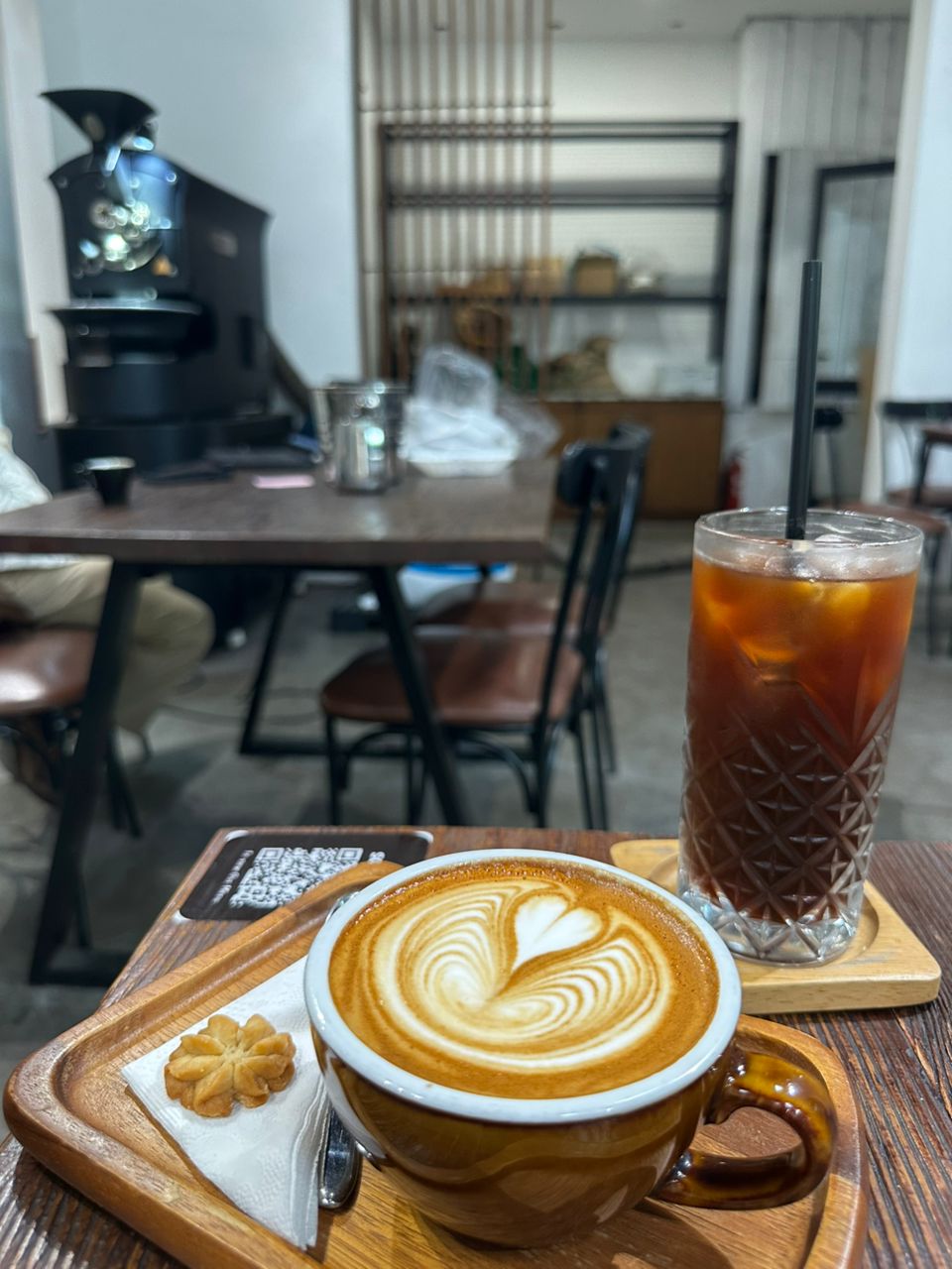 Ly flat white trước máy rang trưng bày