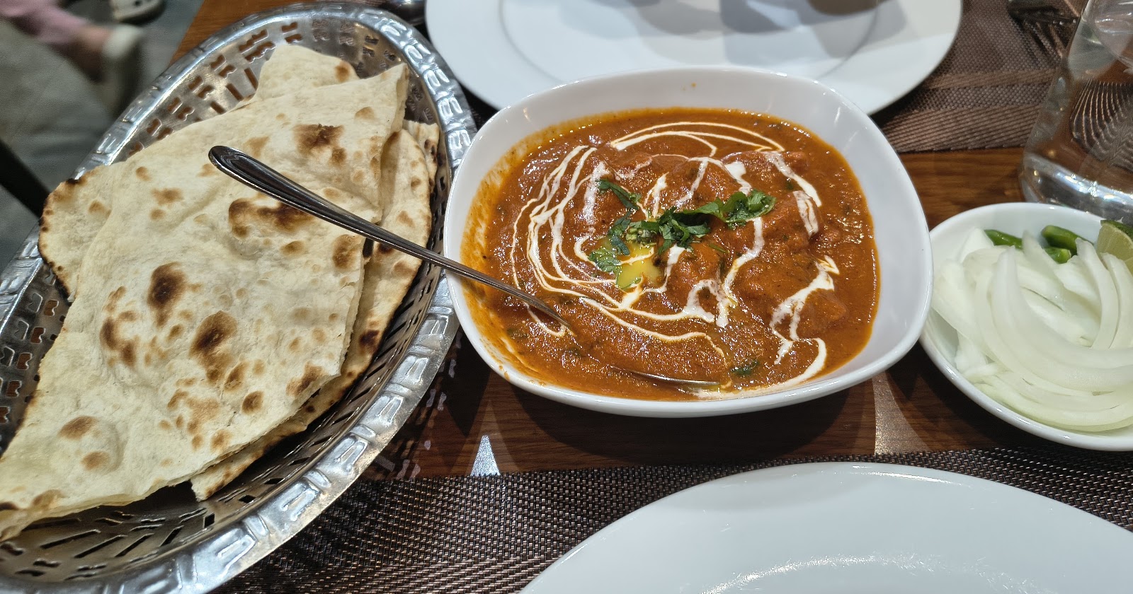 Gà bơ và bánh naan