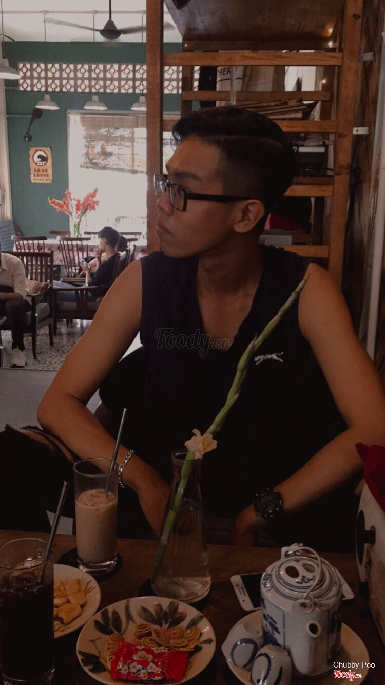 Poster quảng cáo xưa treo trên tường