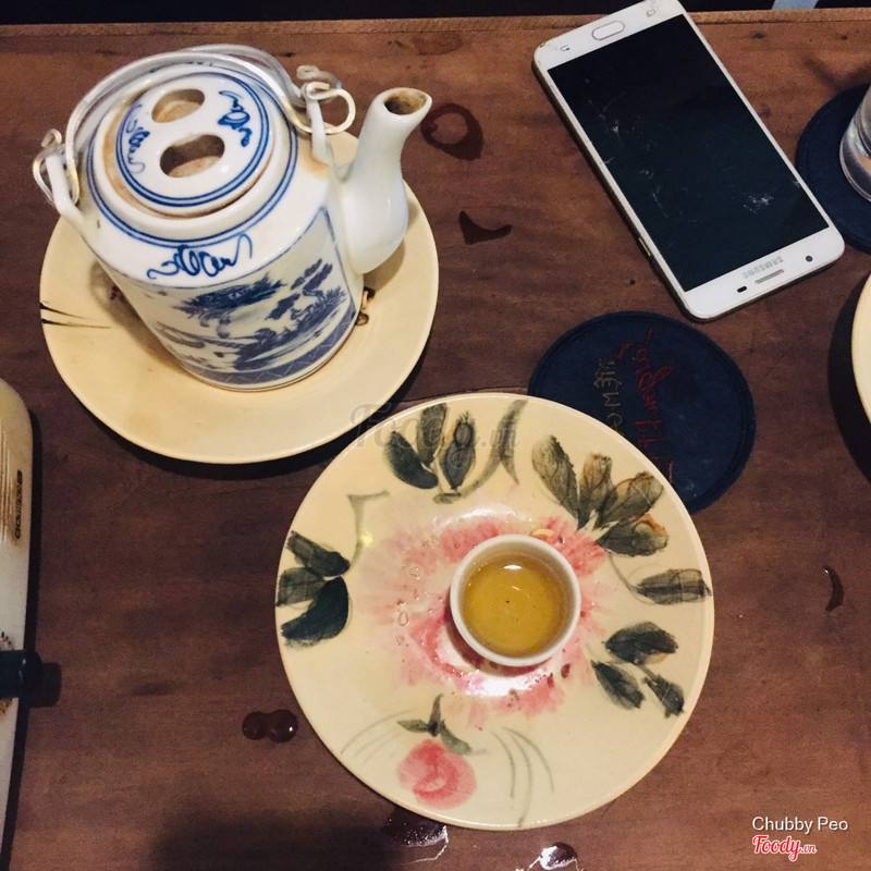 Ấm trà và tách trà nhìn từ trên xuống