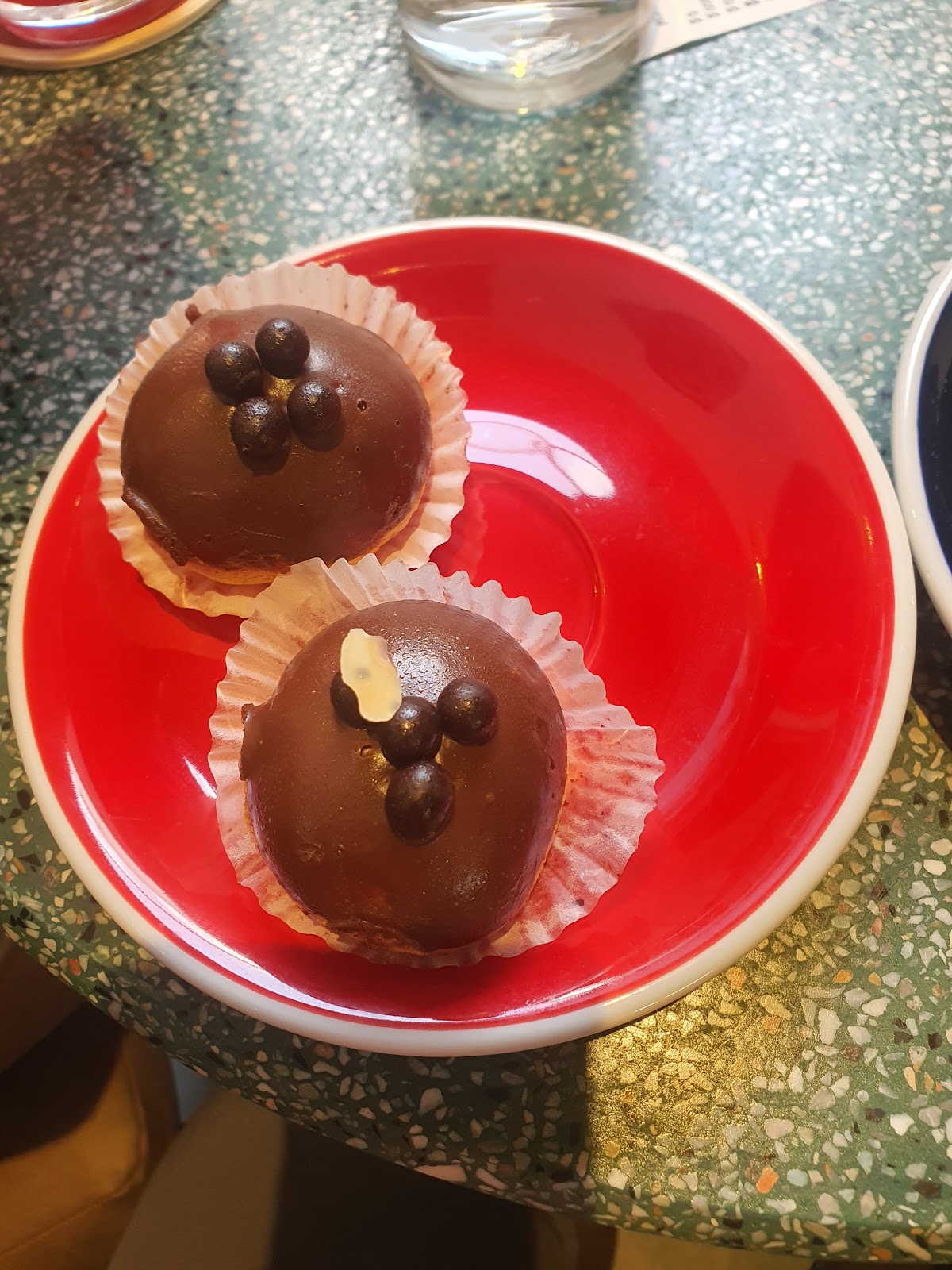 Sancara Caffe — tráng miệng chocolate trên đĩa đỏ