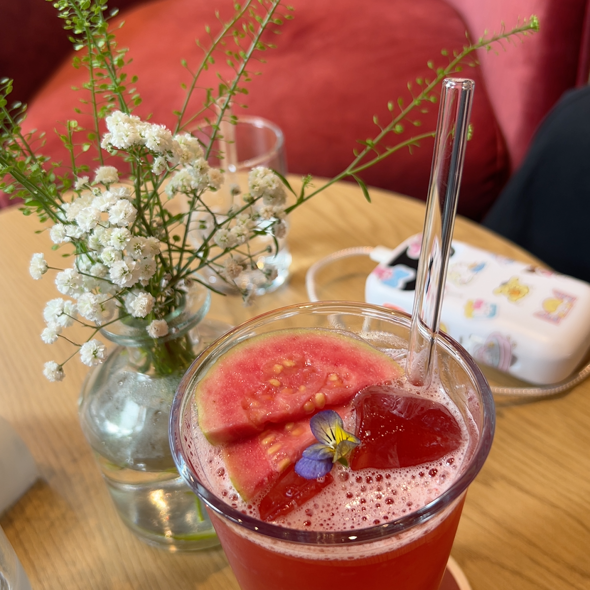 Sancara Caffe — trà ổi hồng trang trí hoa