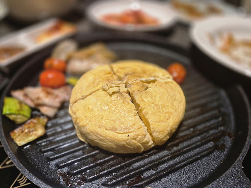 Trứng cuộn castella nướng giữa vỉ gang