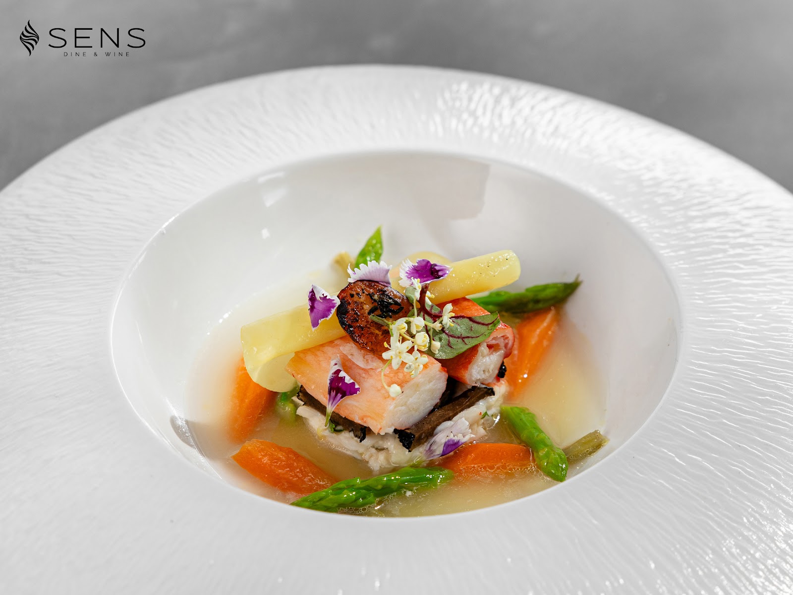 Đĩa cá hồi với rau củ và hoa ăn được