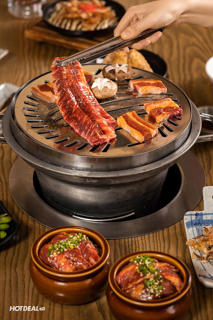 테이블 위 시치린 — 타오르는 숯불 그릴