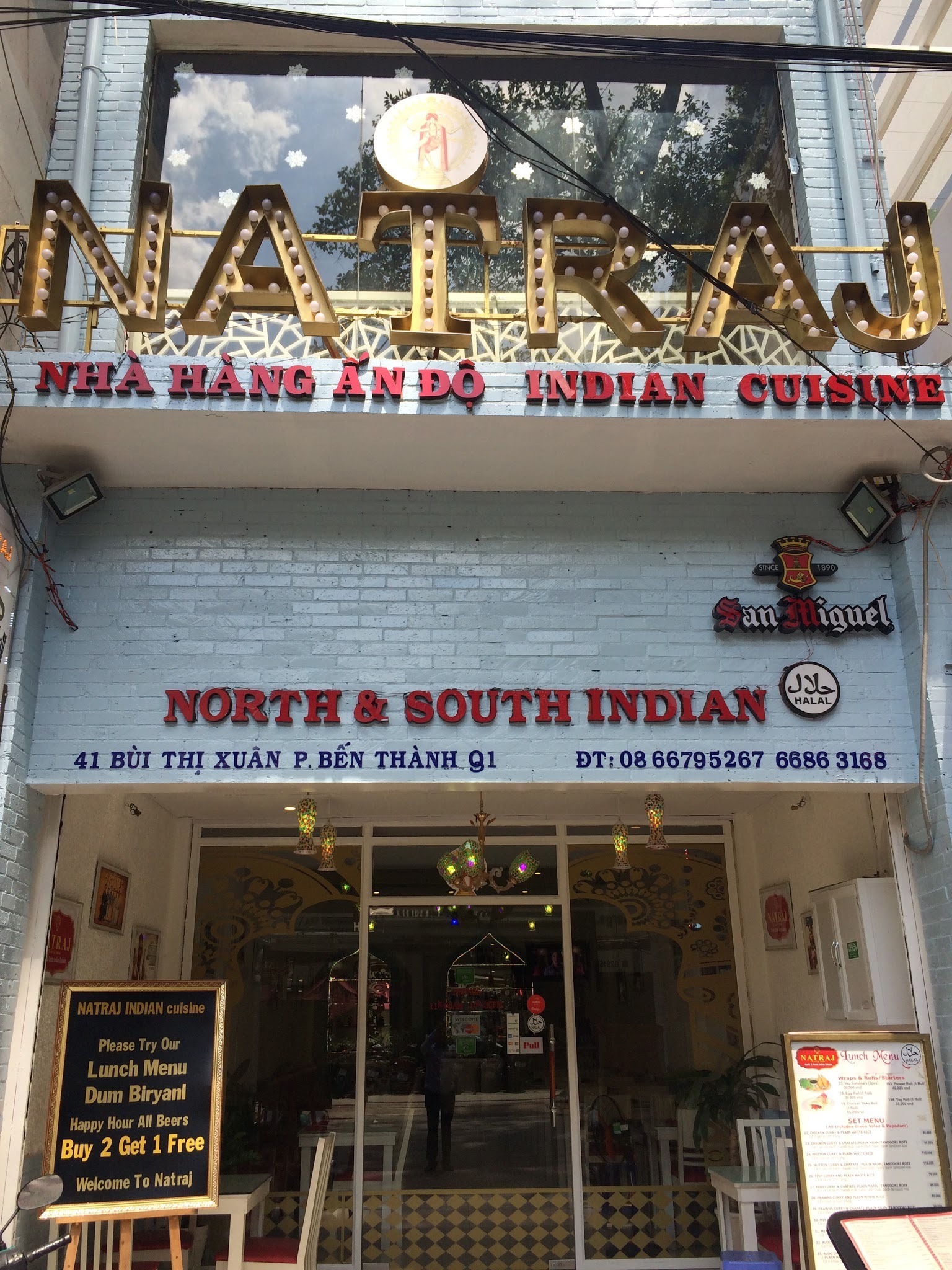 Mặt tiền Shri Natraj với biển hiệu NATRAJ sáng đèn