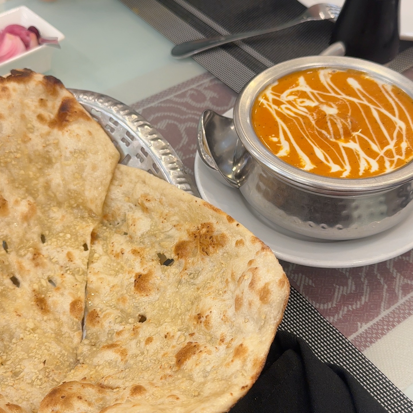 Bánh naan ăn cùng cà ri kem trong bát inox