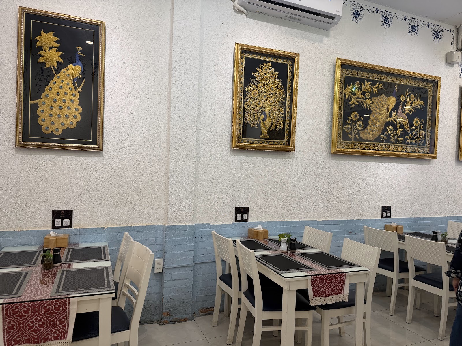Phòng ăn sáng sủa với tranh trang trí Ấn Độ