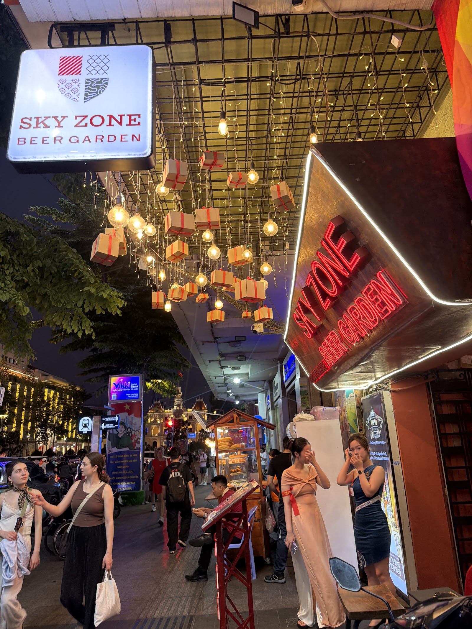 Biển hiệu Sky Zone trên phố Nguyễn Huệ
