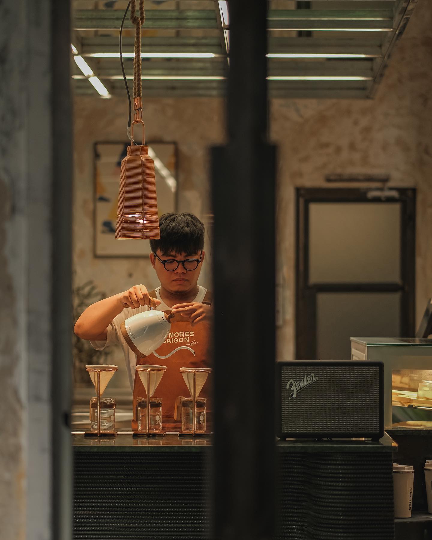 S'mores Saigon — barista pha cà phê vợt tại quầy bar mở