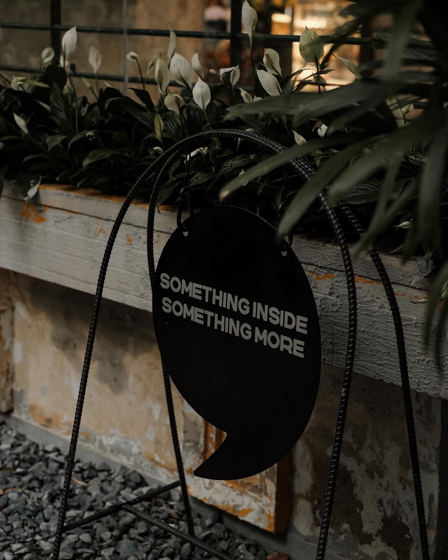 S'mores Saigon — biển SOMETHING INSIDE SOMETHING MORE giữa cây xanh