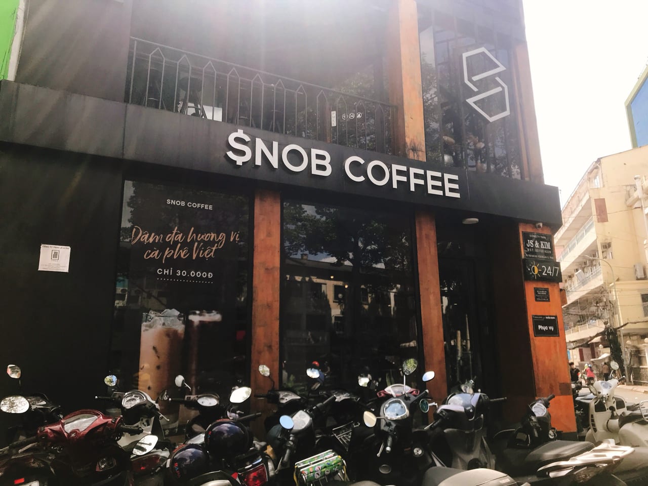 낮의 Snob Coffee 검은 유리 외관