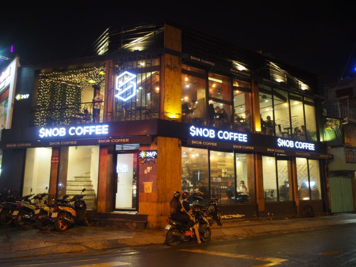 푸른 네온 간판이 빛나는 밤의 Snob Coffee 외관