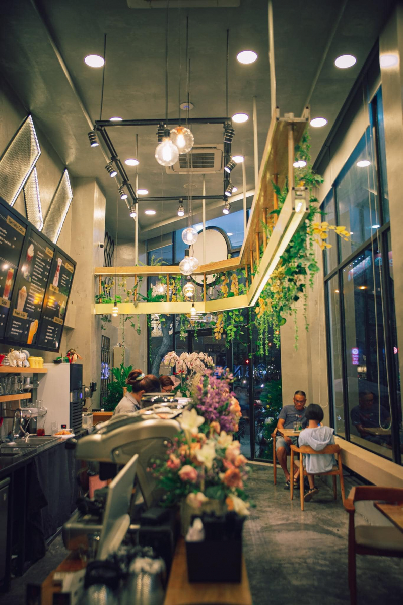 Tường kính cây xanh Snob Coffee
