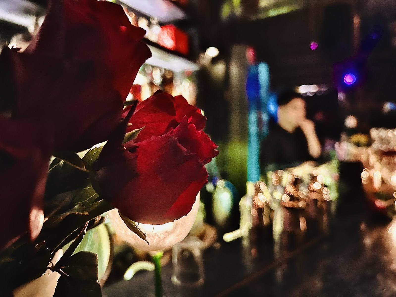 Quầy bar với hoa hồng trong ánh nến