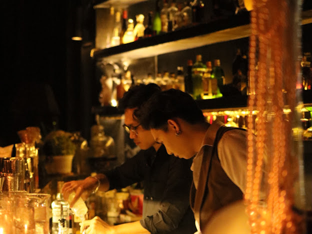 Các bartender sau quầy