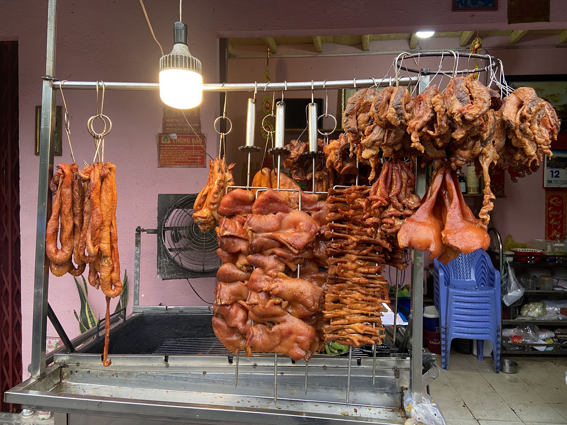 Dàn bếp than bên đường của Sói BBQ về đêm (ảnh đang chờ)