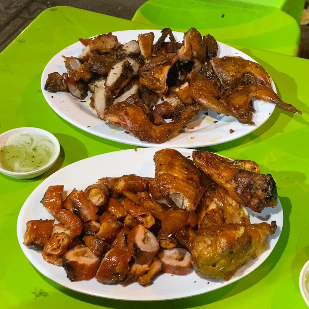 Những bàn than bên trong Sói BBQ (ảnh đang chờ)