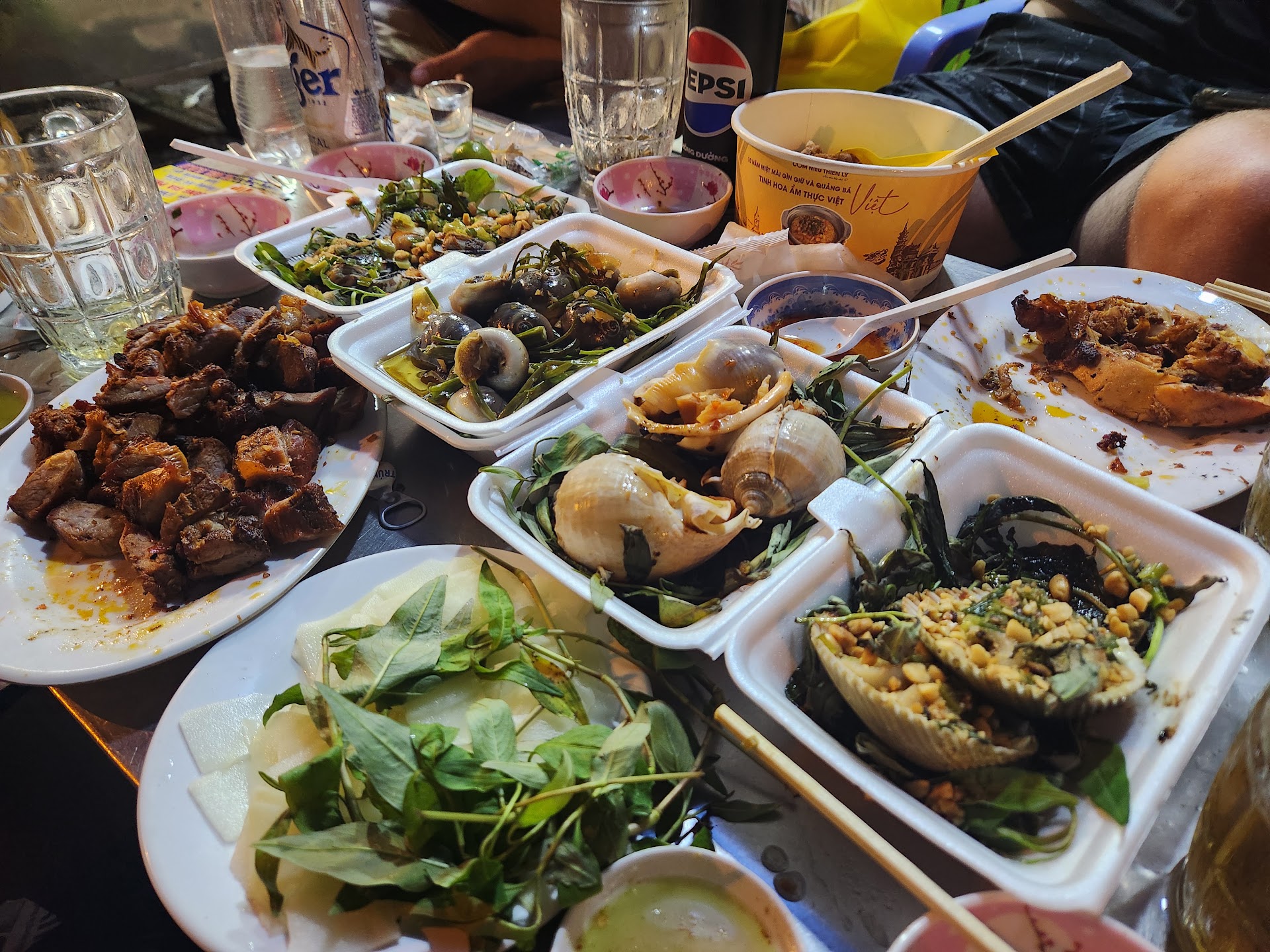 Những bàn than trên đường Hoàng Sa về đêm (ảnh đang chờ)
